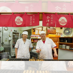 Aizuya" သည် Osaka တွင်နာမည်ကြီးအစားအစာဖြစ်သည့် takoyaki ကိုပြုလုပ်သည့်ပထမဆုံးစားသောက်ဆိုင်